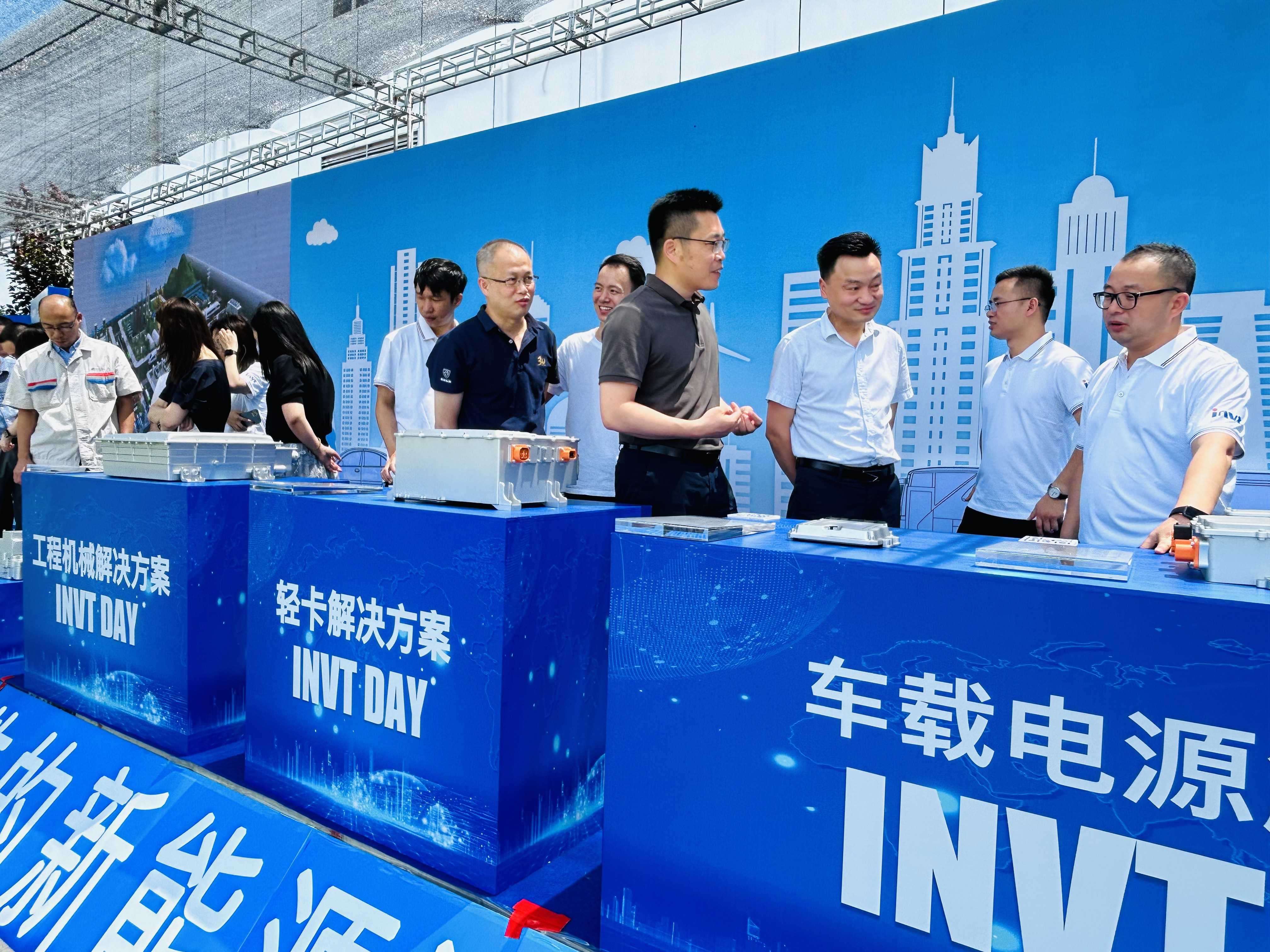 英威腾电驱就现场产品作讲解