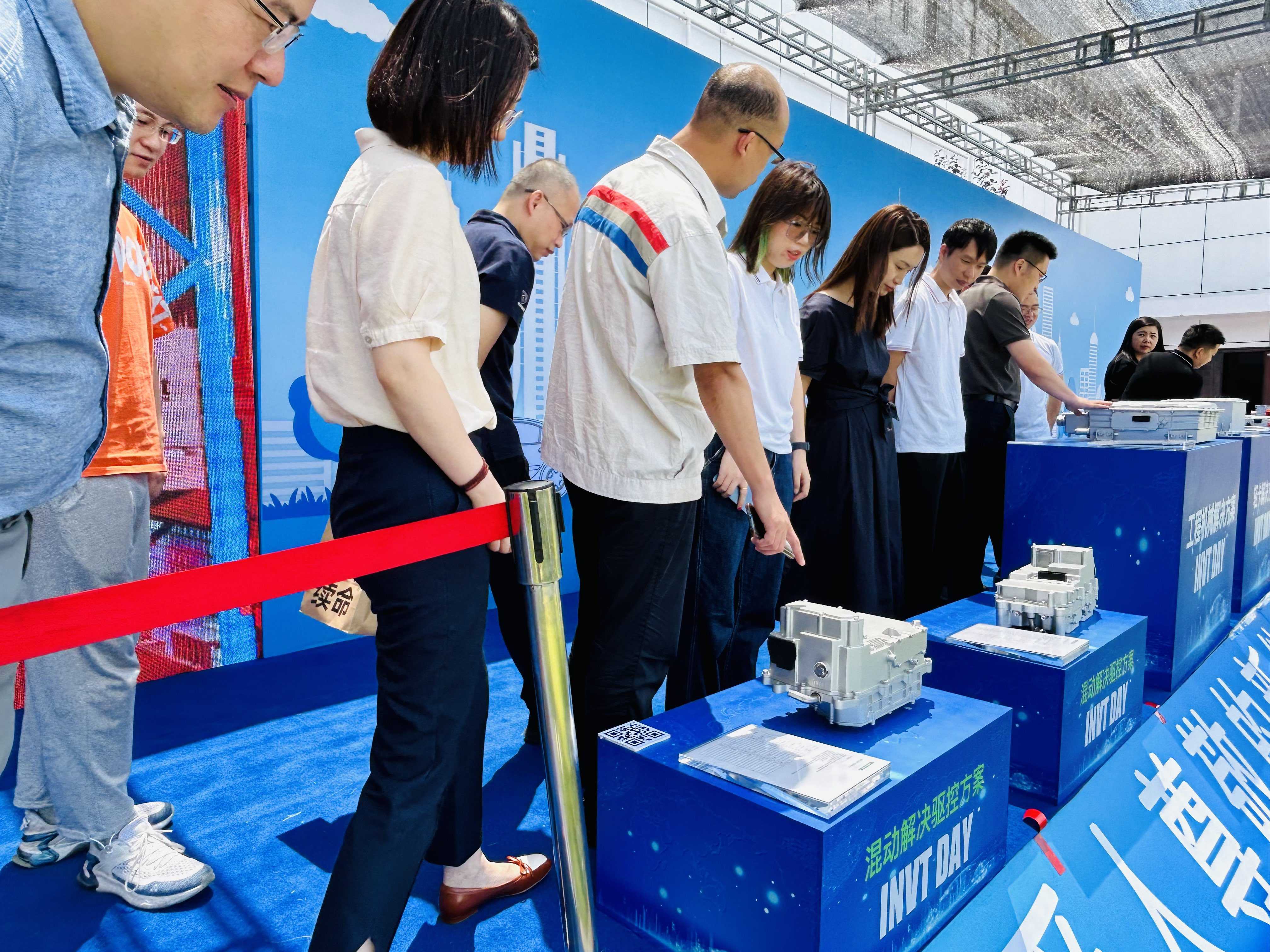 神龙领导参观英威腾电驱展品